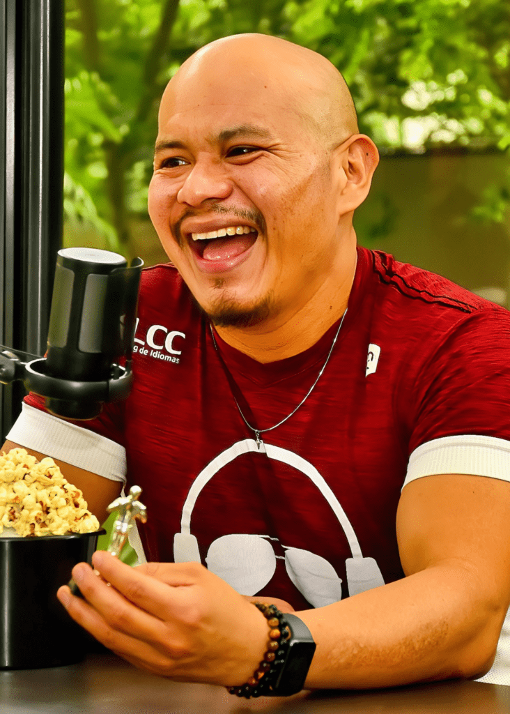 Professor da PLCC Idiomas especializado no ensino de inglês e espanhol com séries, filmes e músicas