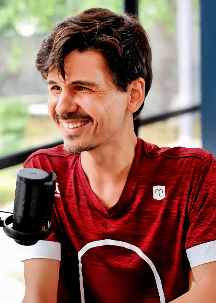 Professor da PLCC Idiomas especializado no ensino de inglês e espanhol com séries, filmes e músicas