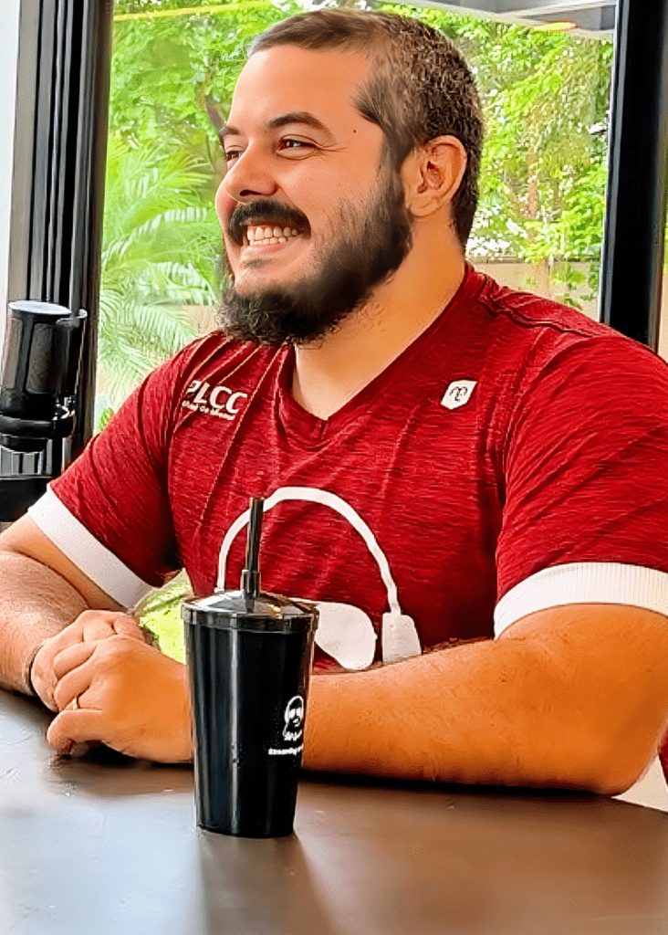 Professor da PLCC Idiomas especializado no ensino de inglês e espanhol com séries, filmes e músicas