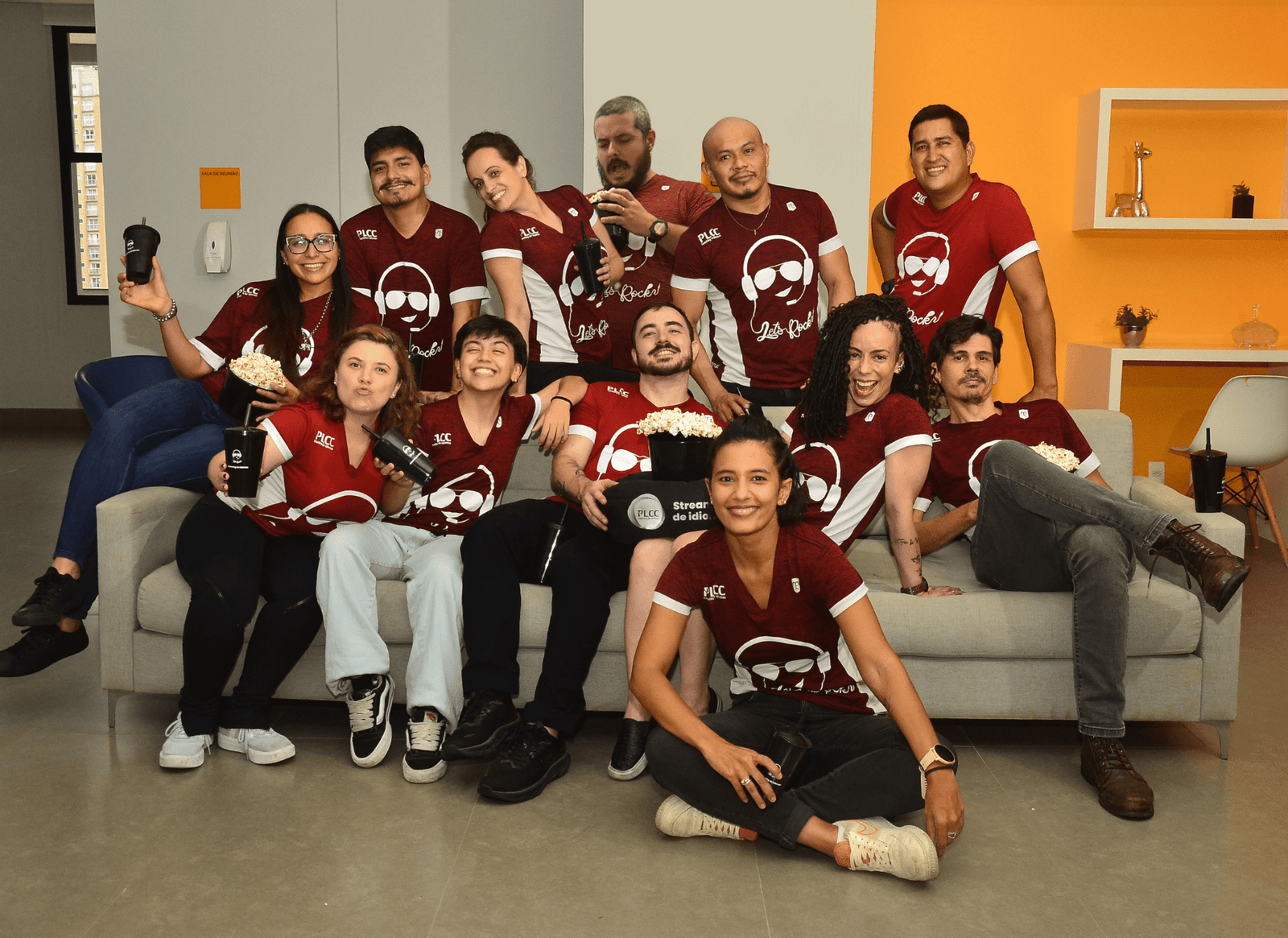 Equipe de professores da PLCC Idiomas — especialistas em inglês e espanhol com foco em cultura pop e ensino interativo